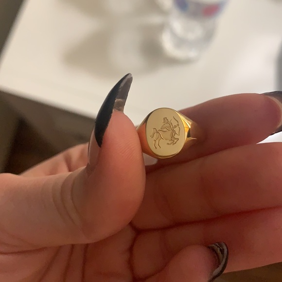 18K Vintage Zodiac Ring - Picture 7 of 7